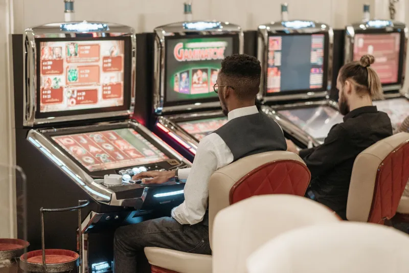 Why Slot Themes Are More Than Decoration — And Why Some Crush the Competition